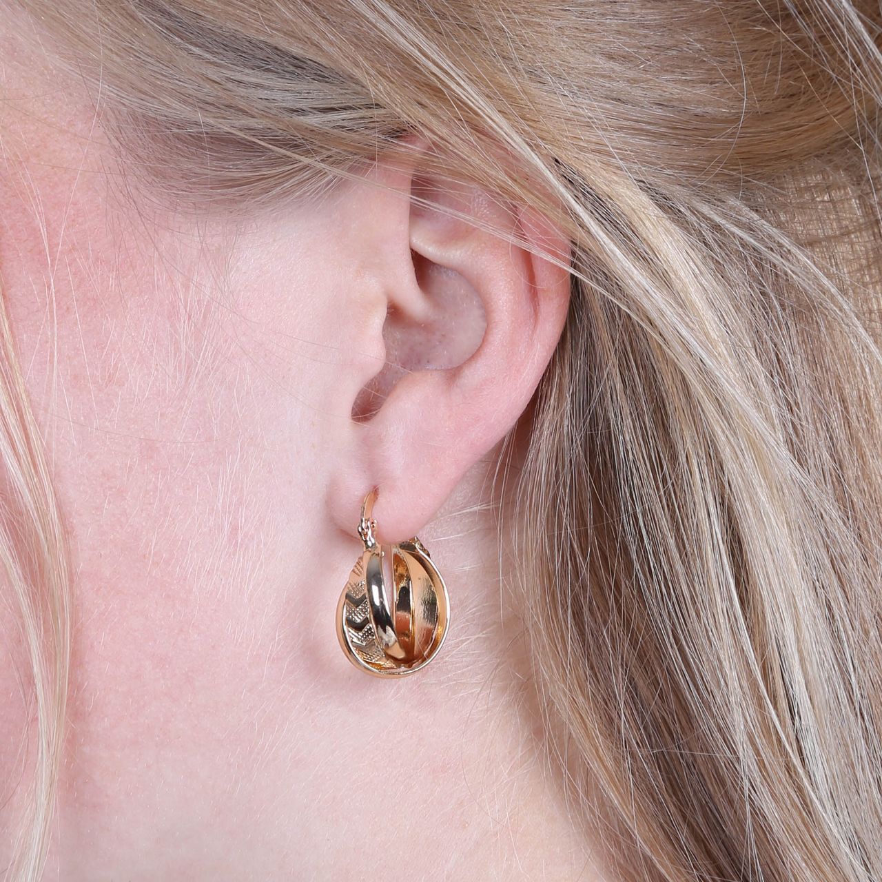 Goudkleurige bijoux oorringen