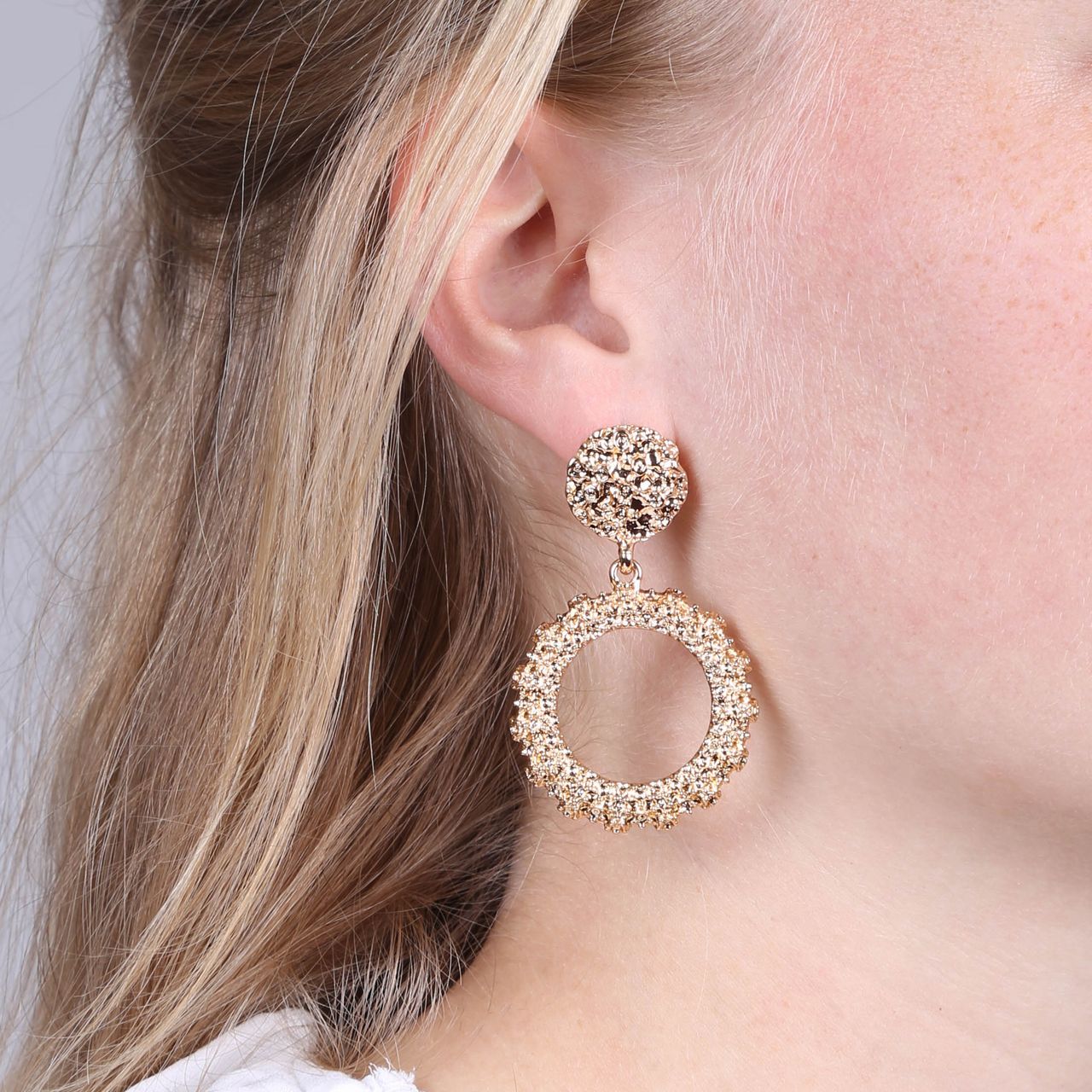 Goudkleurige bijoux statement oorbellen