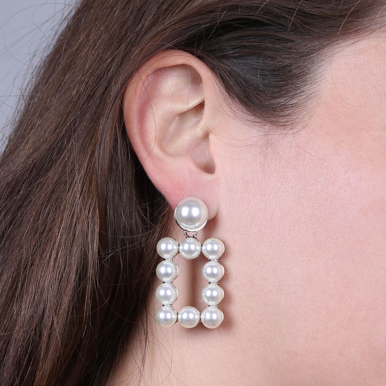 Zilverkleurige bijoux oorbellen met parels