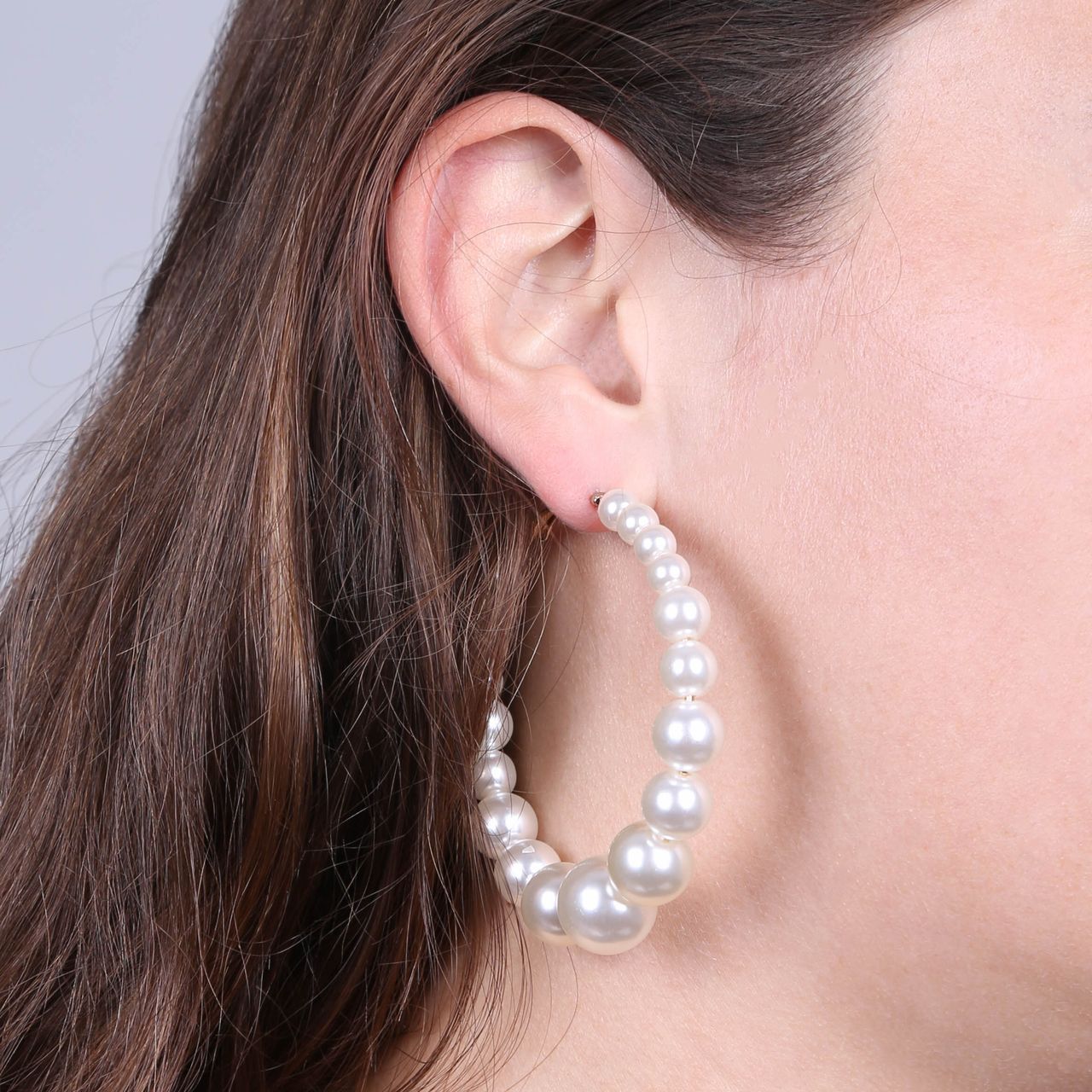 Zilverkleurige bijoux oorbellen met parels