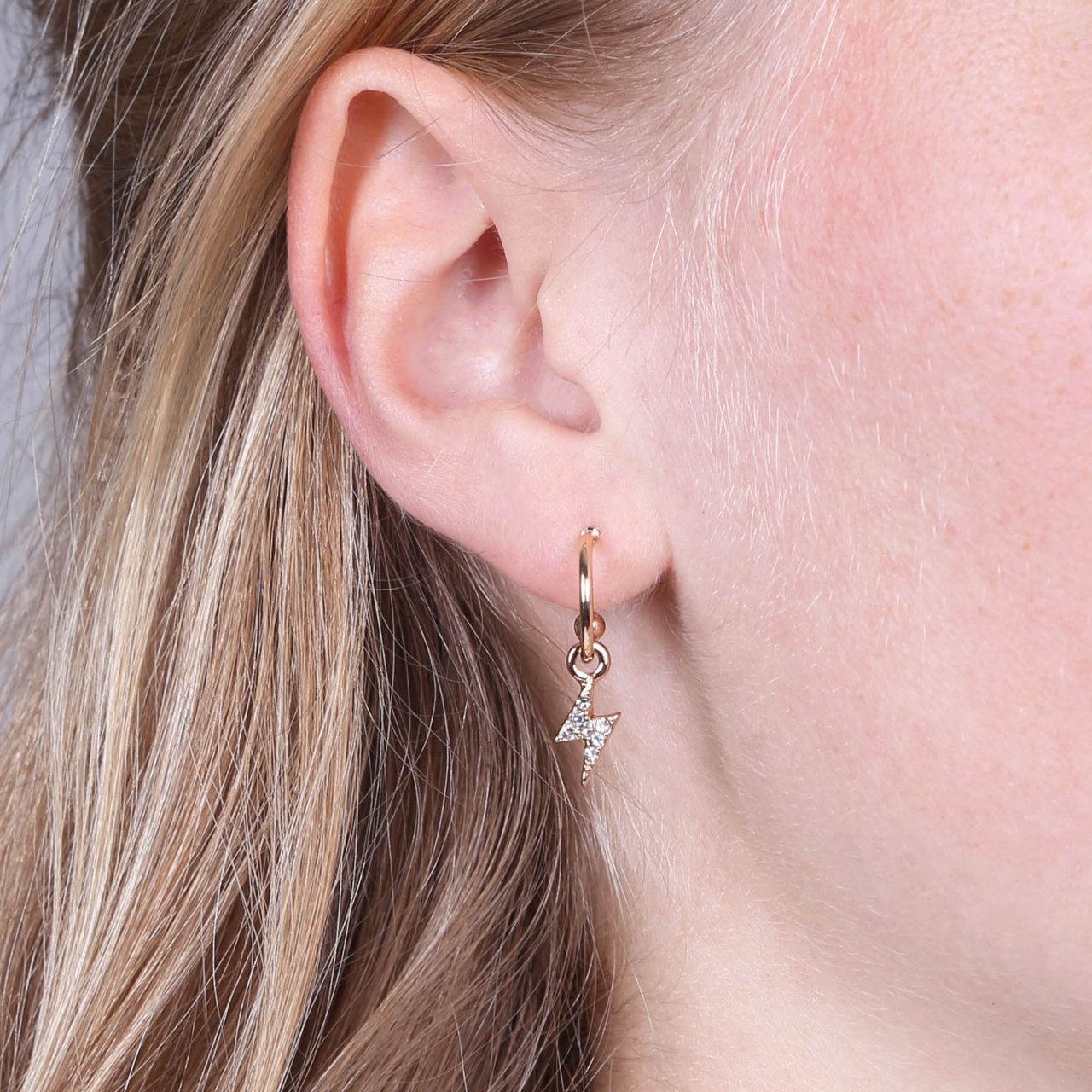 Goudkleurige byoux oorbellen met hanger