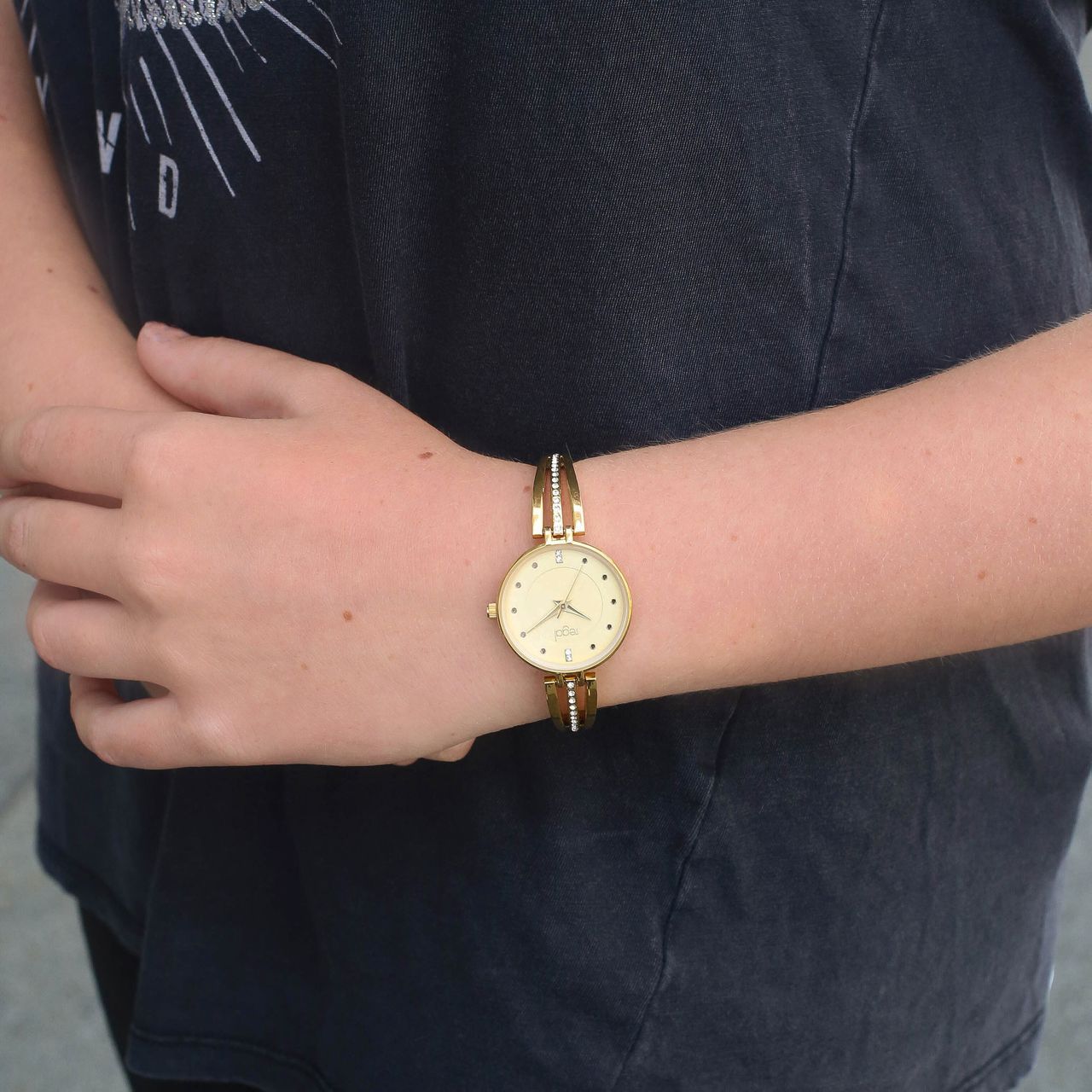 Regal horloge met goudkleurige stainless steel band