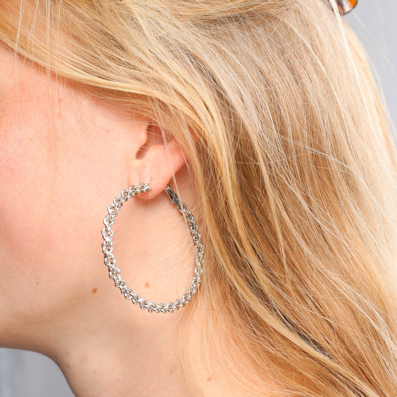 Zilverkleurige bijoux oorringen