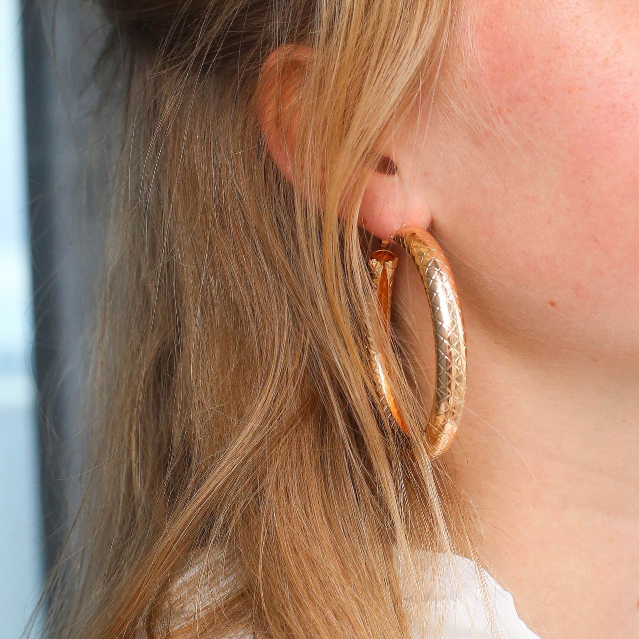 Goudkleurige bijoux oorringen slangenprint