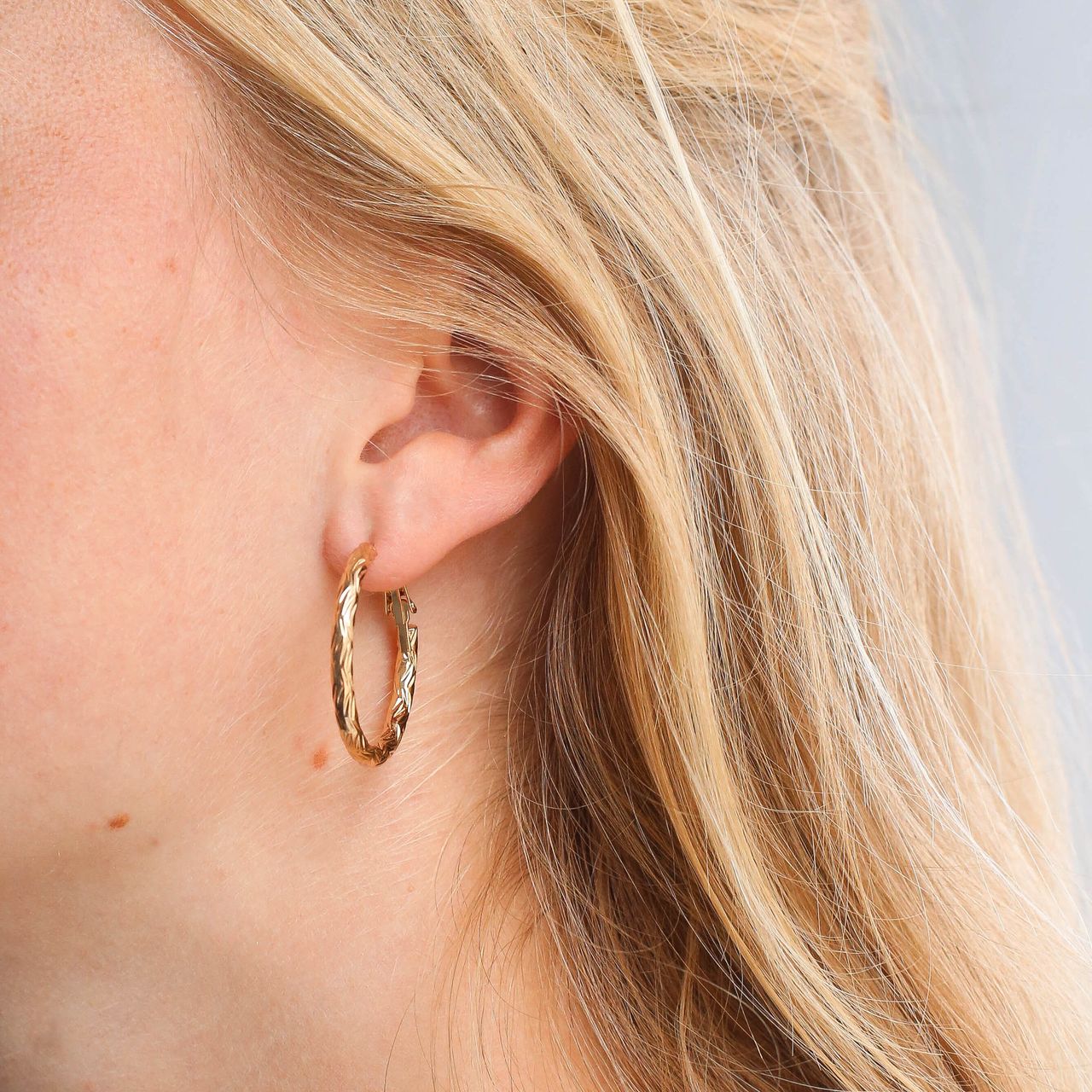 Goudkleurige bijoux oorringen facet