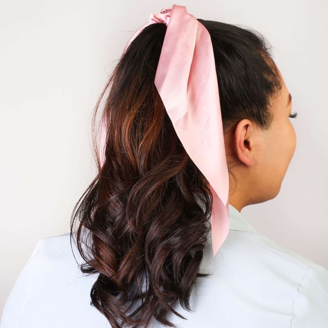 Rosafarbener Scrunchie mit Tuch