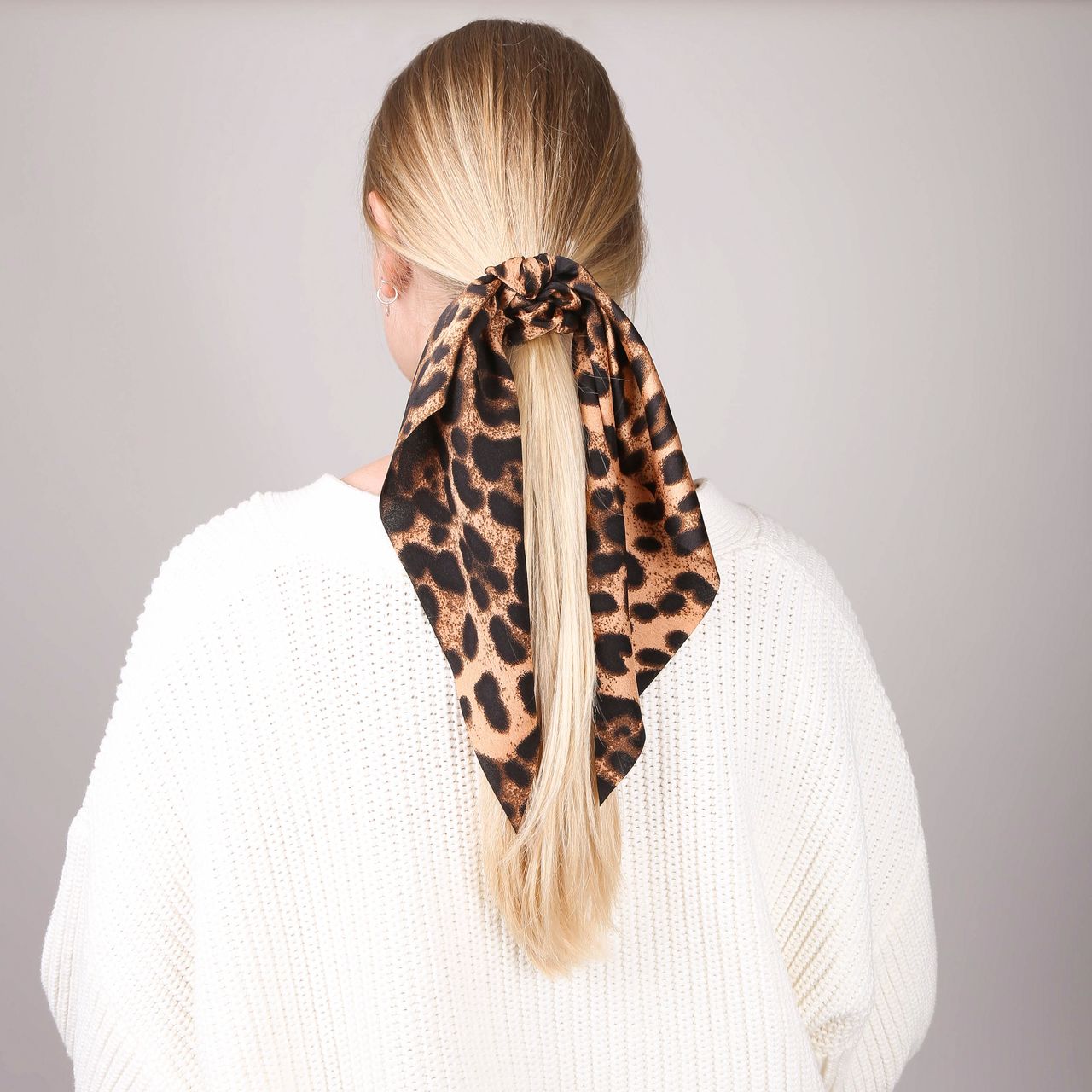 Luipaard scrunchie met sjaaltje