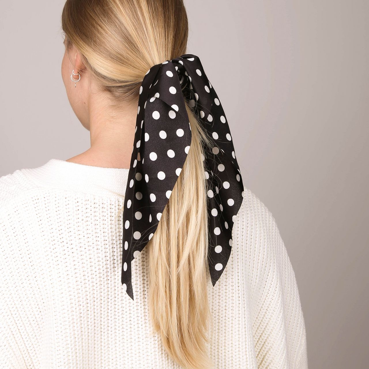 Zwart scrunchie polkadot met sjaaltje