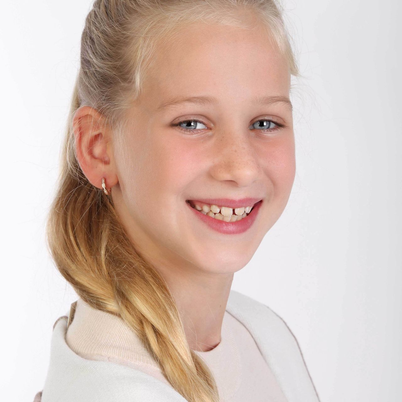 Stalen roséplated kinderoorbellen met wit kristal
