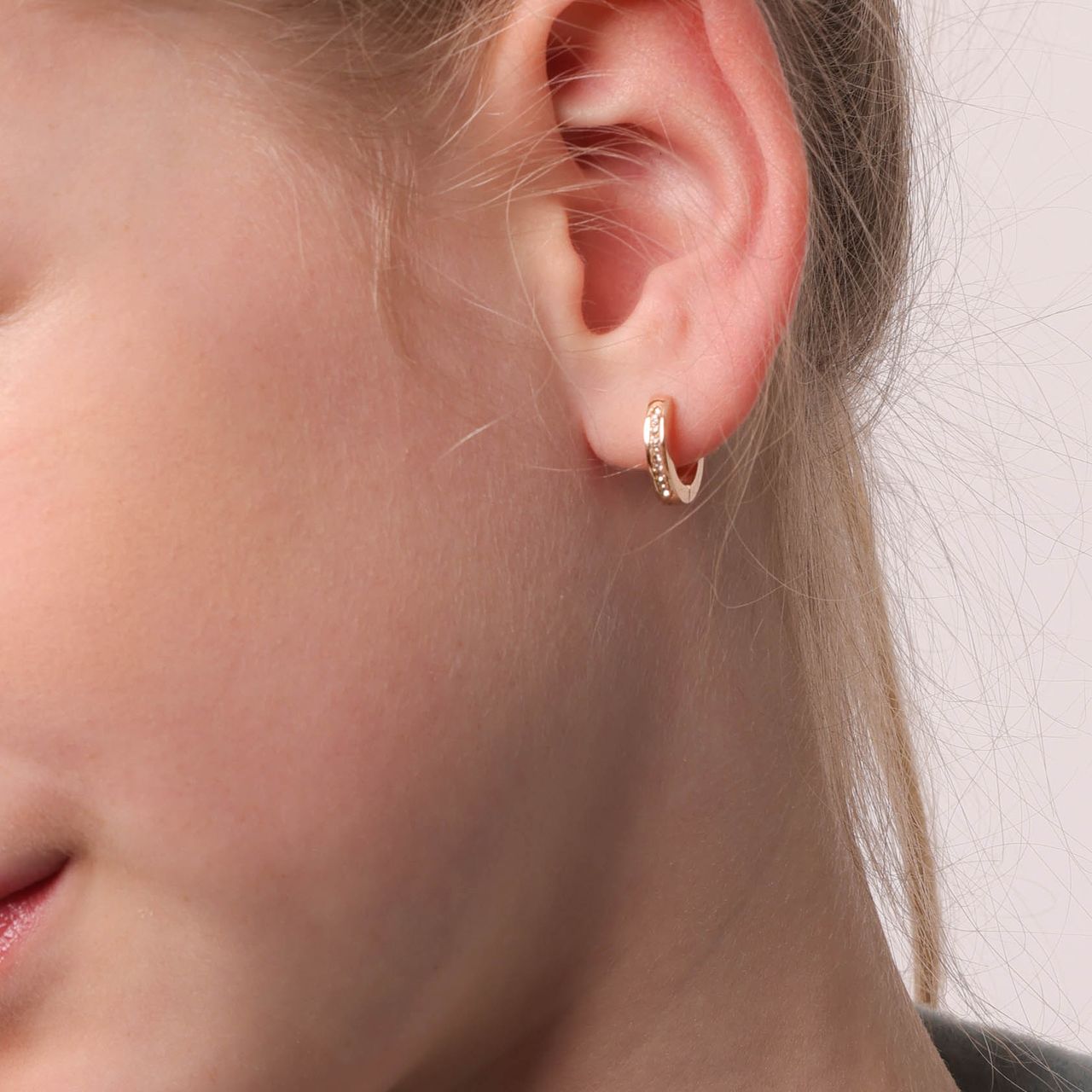 Stainless steel roséplated kinderoorringen met rose light peach kristal