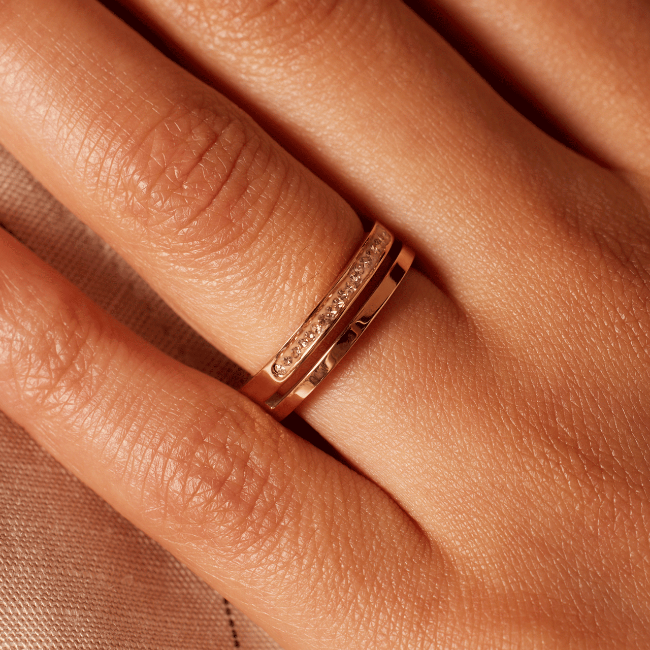 2-reihiger, rotvergoldeter Edelstahl eternity ring mit Light Peach