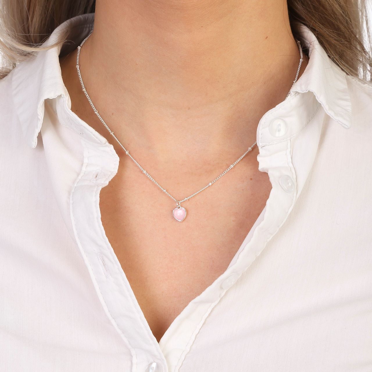Zilverkleurige byoux ketting met roze hartjes