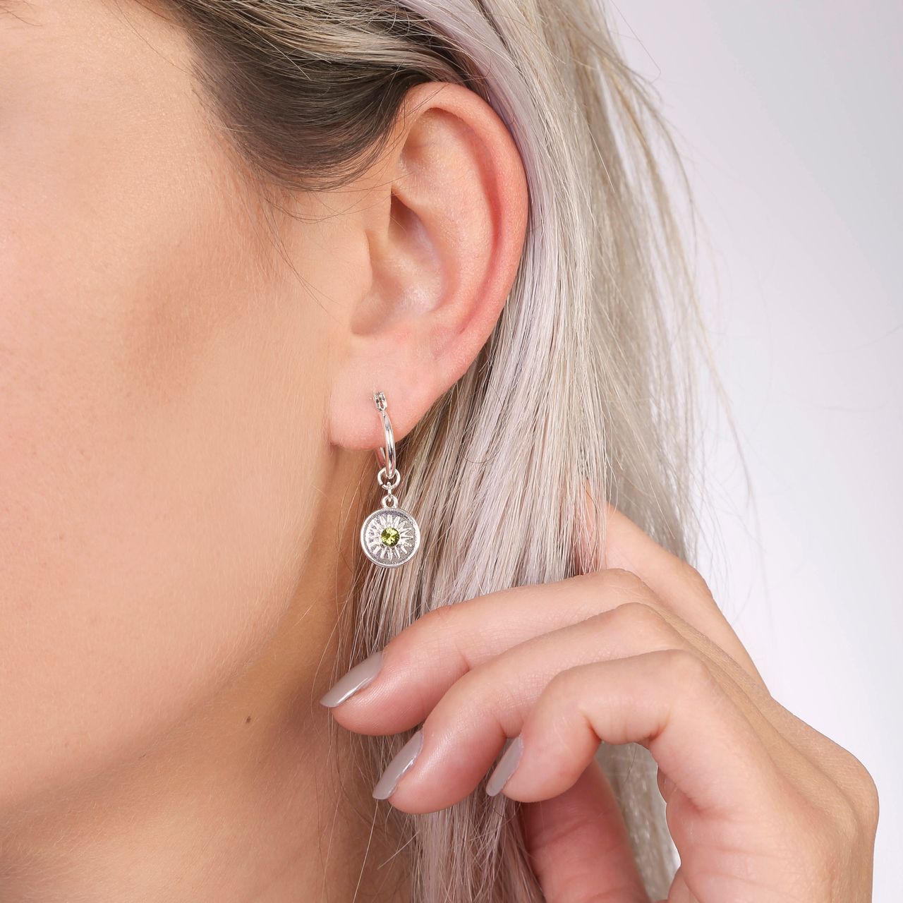 Zilverkleurige byoux oorbellen met groene steen