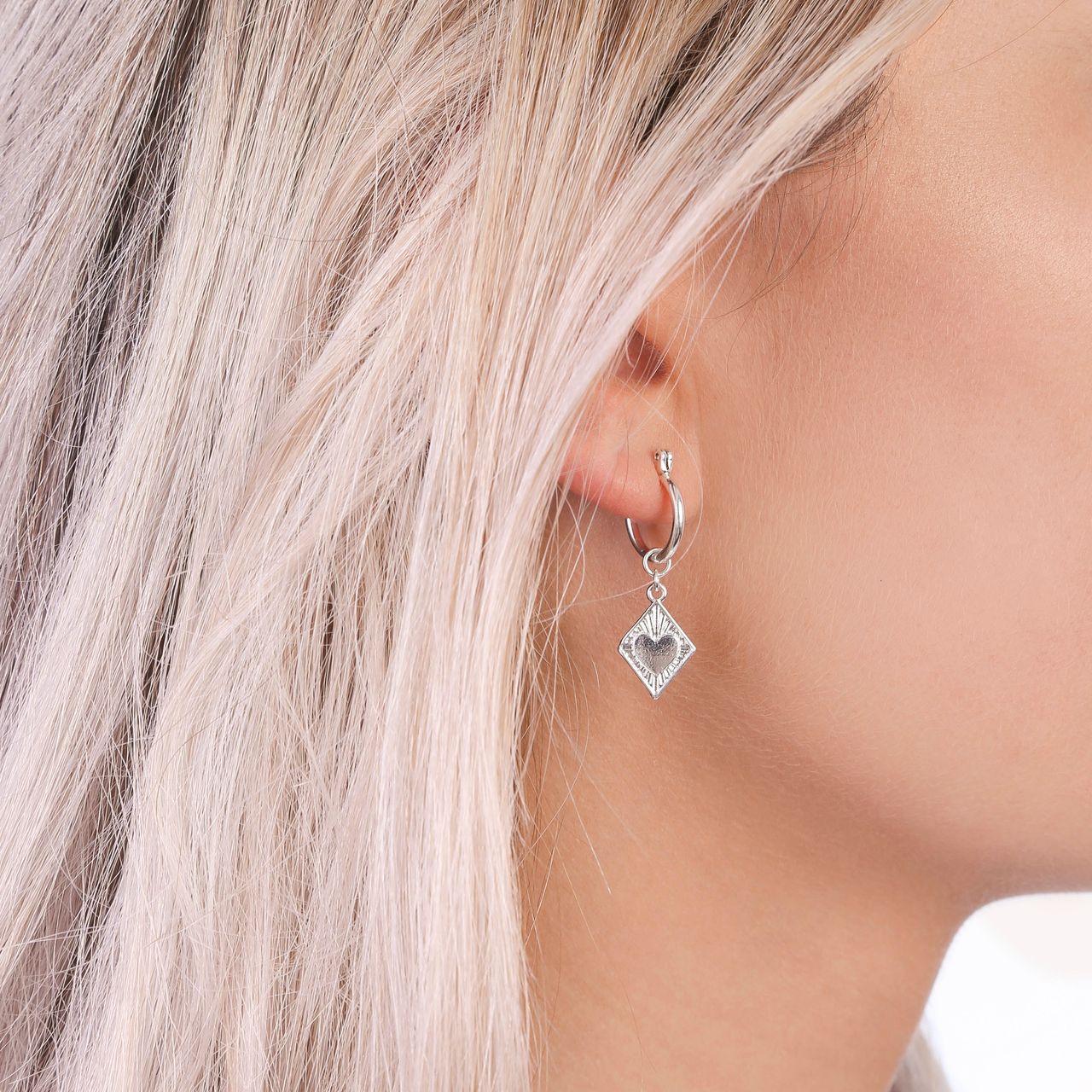 Zilverkleurige byoux oorbellen met hanger ruit