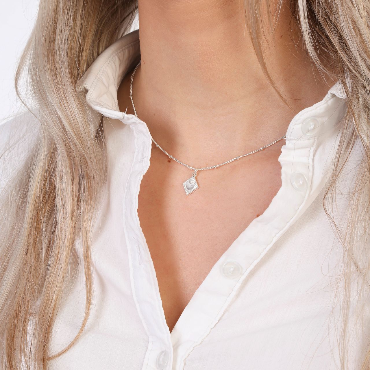 Zilverkleurige byoux ketting met hanger ruit