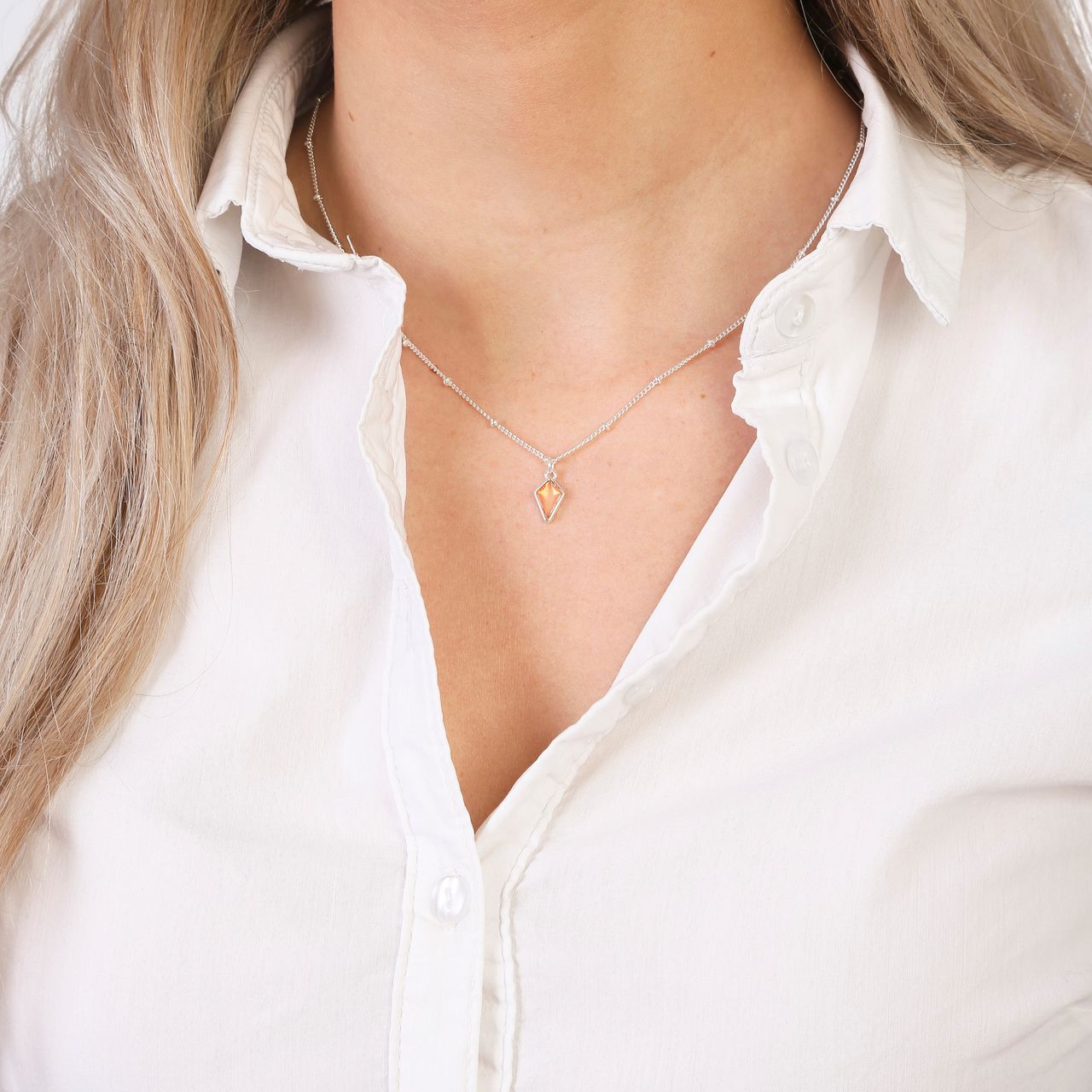 Zilverkleurige byoux ketting met oranje steen