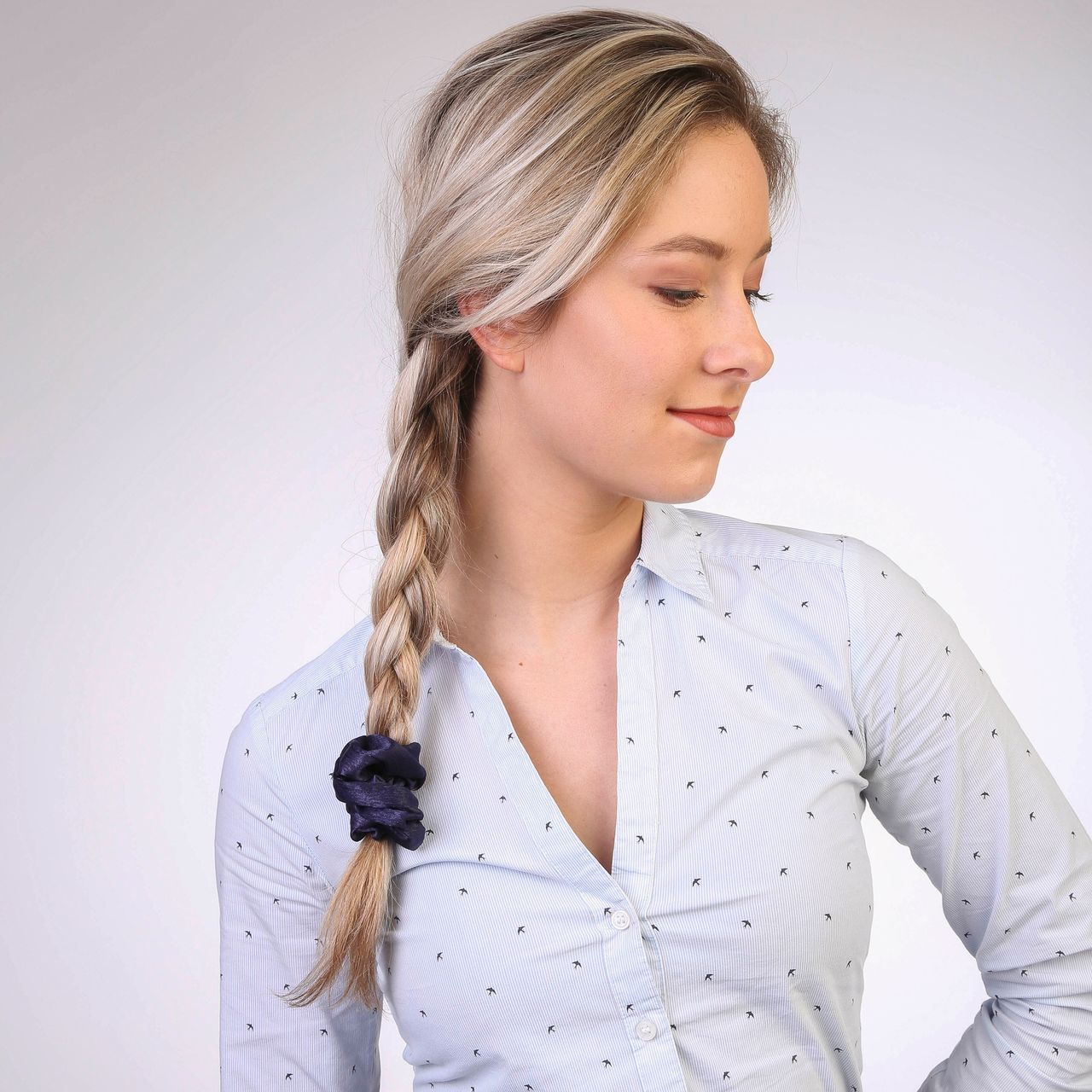 Donkerblauwe scrunchie satijn look