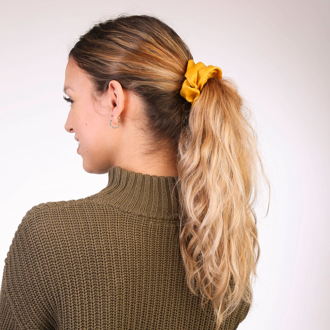 Oker gele scrunchie satijn look