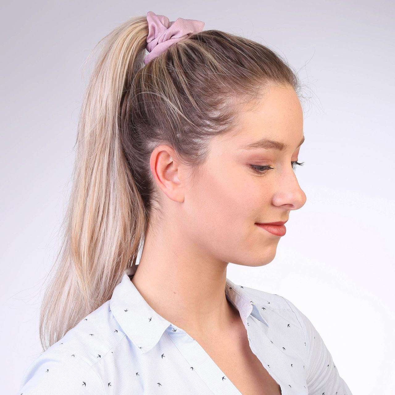 Roze srunchie satijn look