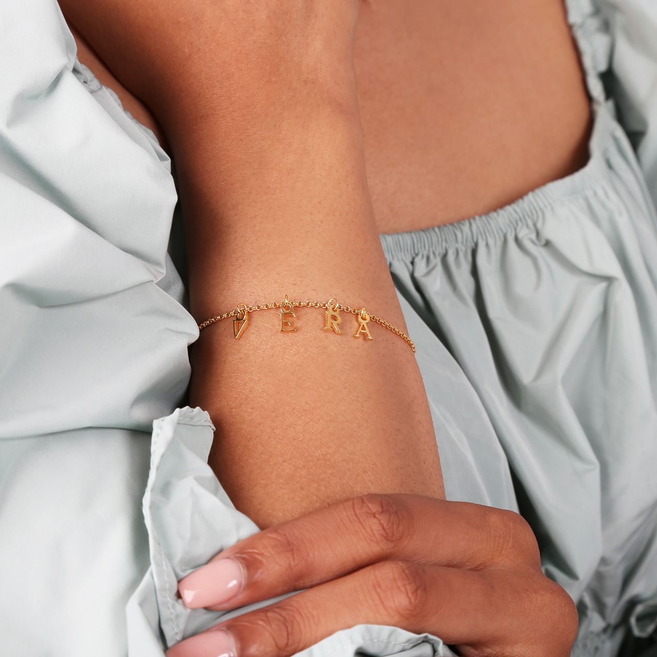 Zilveren naamarmband goldplated bedel letters
