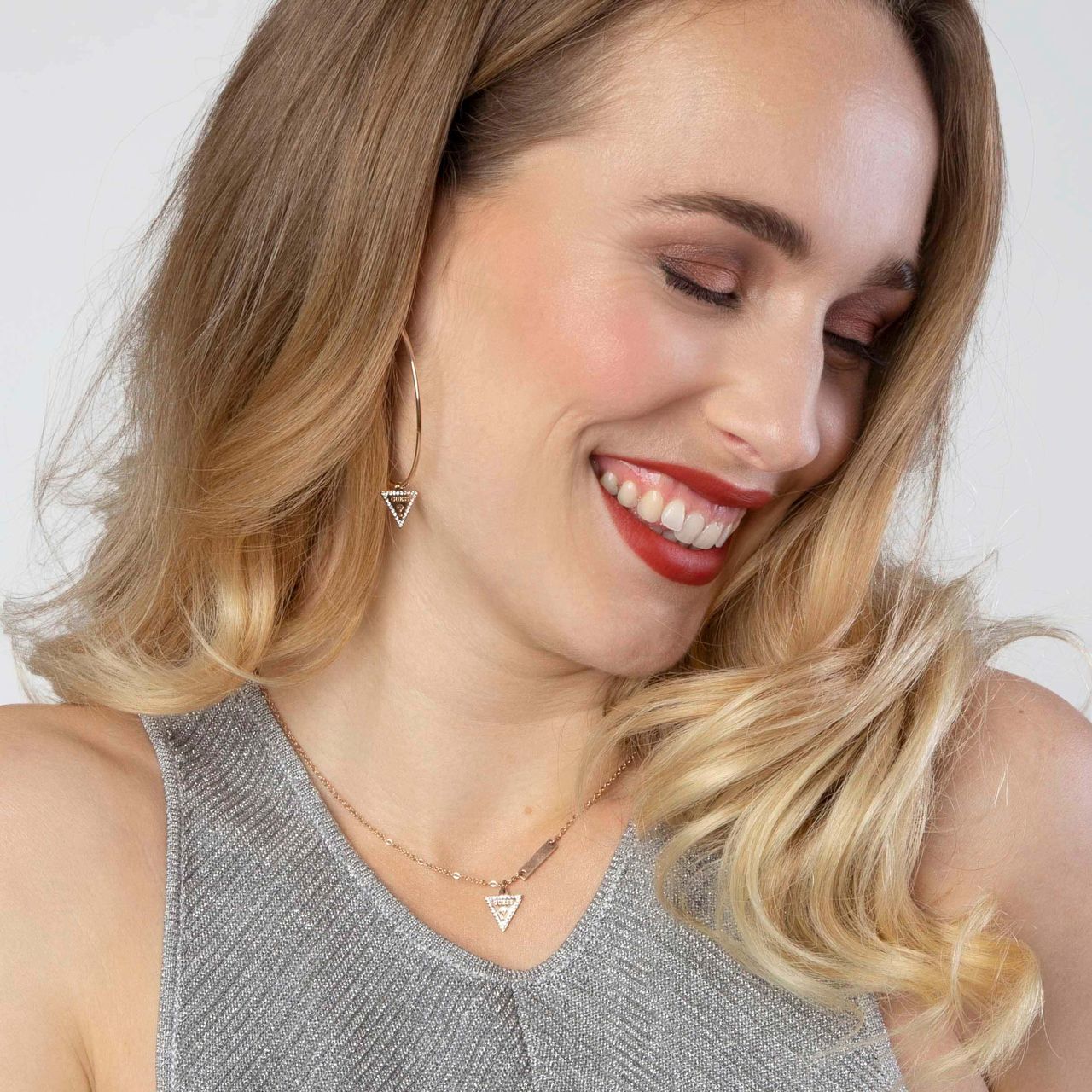 Guess stainless steel roséplated oorringen met hanger triangle met kristal voor dames