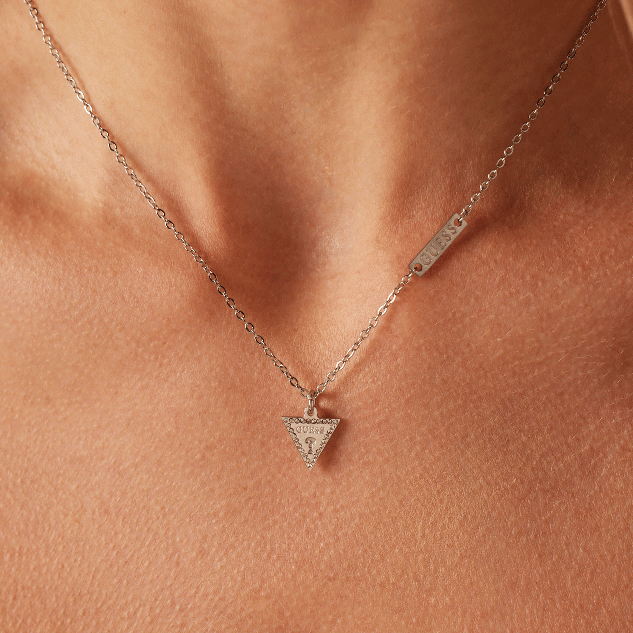 Guess stainless steel ketting met triangel hanger voor dames