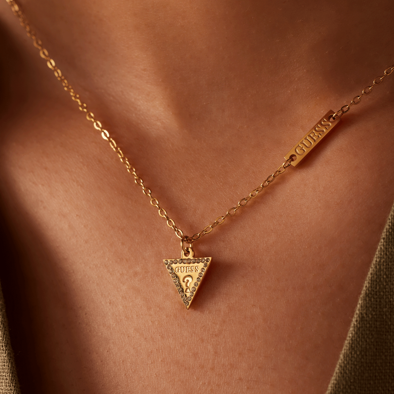 Guess stainless steel goldplated ketting met hanger triangle met kristal voor dames