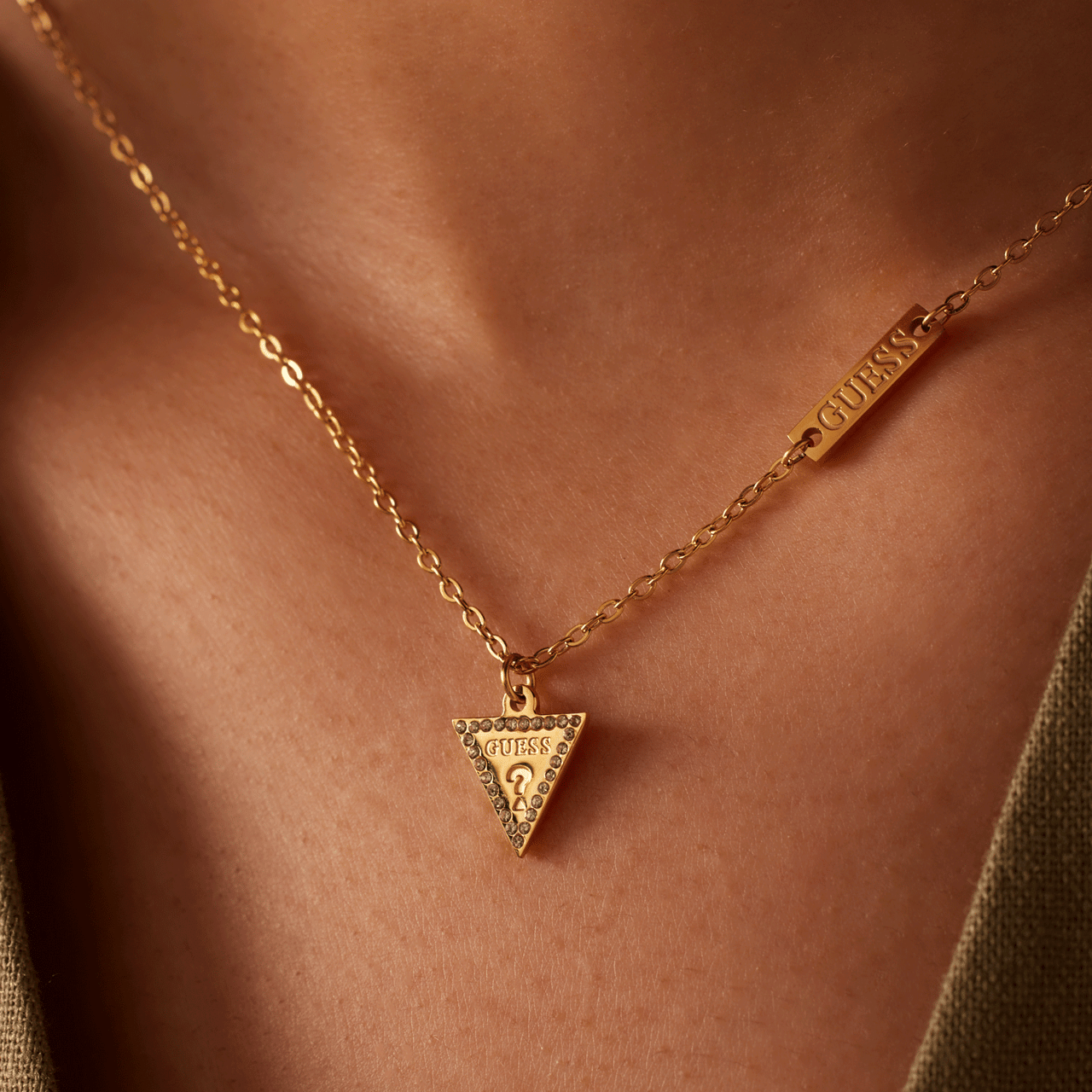 Guess stalen goldplated ketting met hanger triangle met kristal voor dames