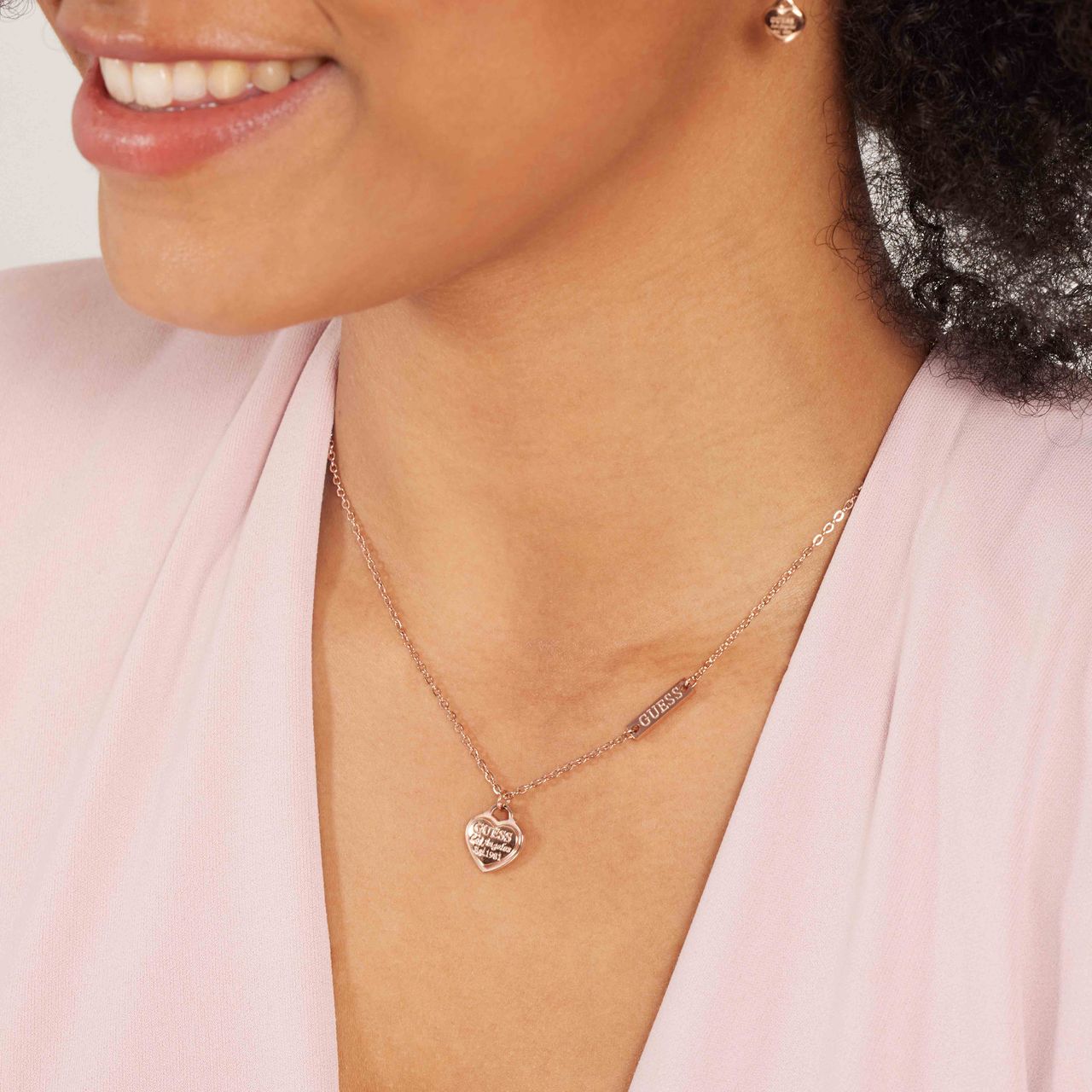 Edelstahlkette von Guess, rotvergoldet, Anhänger, Herz, Logo