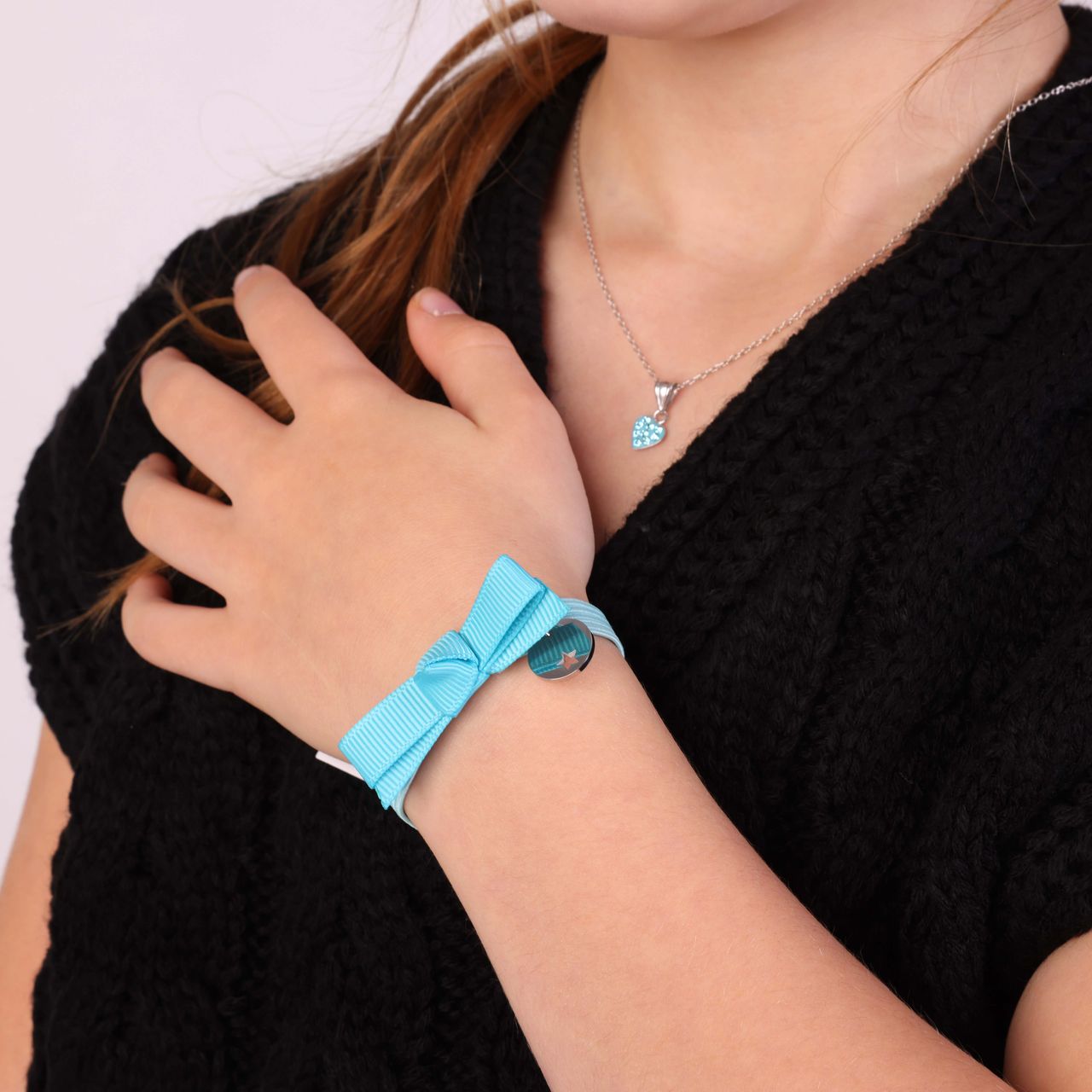 Blauwe kinderrekarmband met hanger muntje