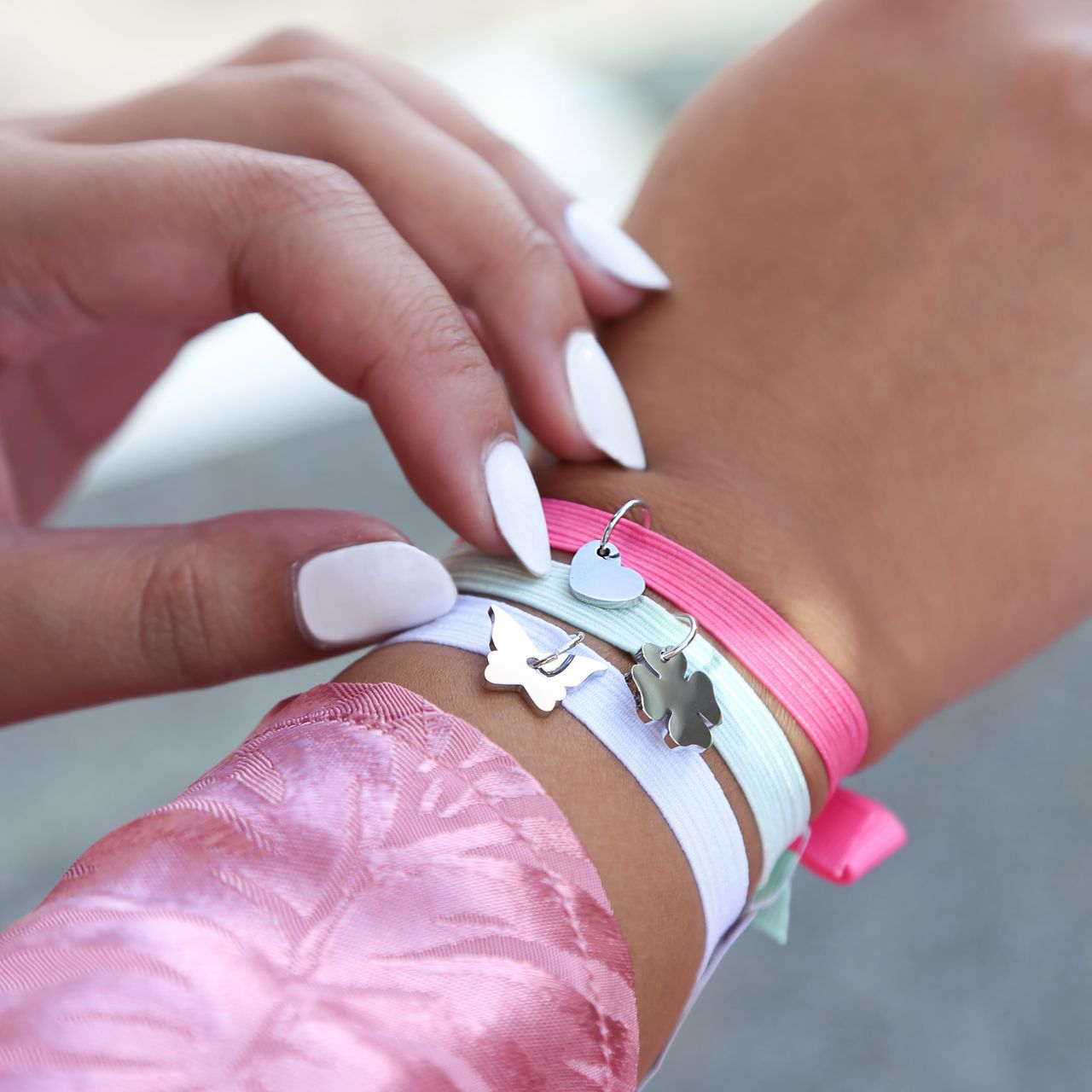 Elastisches Kinderarmband in Weiß mit Schmetterling-Anhänger