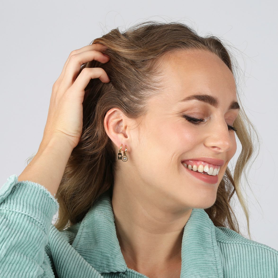 Stalen oorringen goldplated met hanger zon met cz