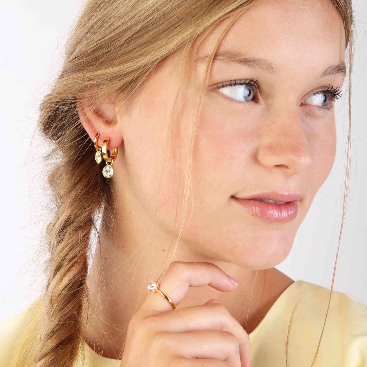 Stalen oorringen goldplated met hanger hamsa cz