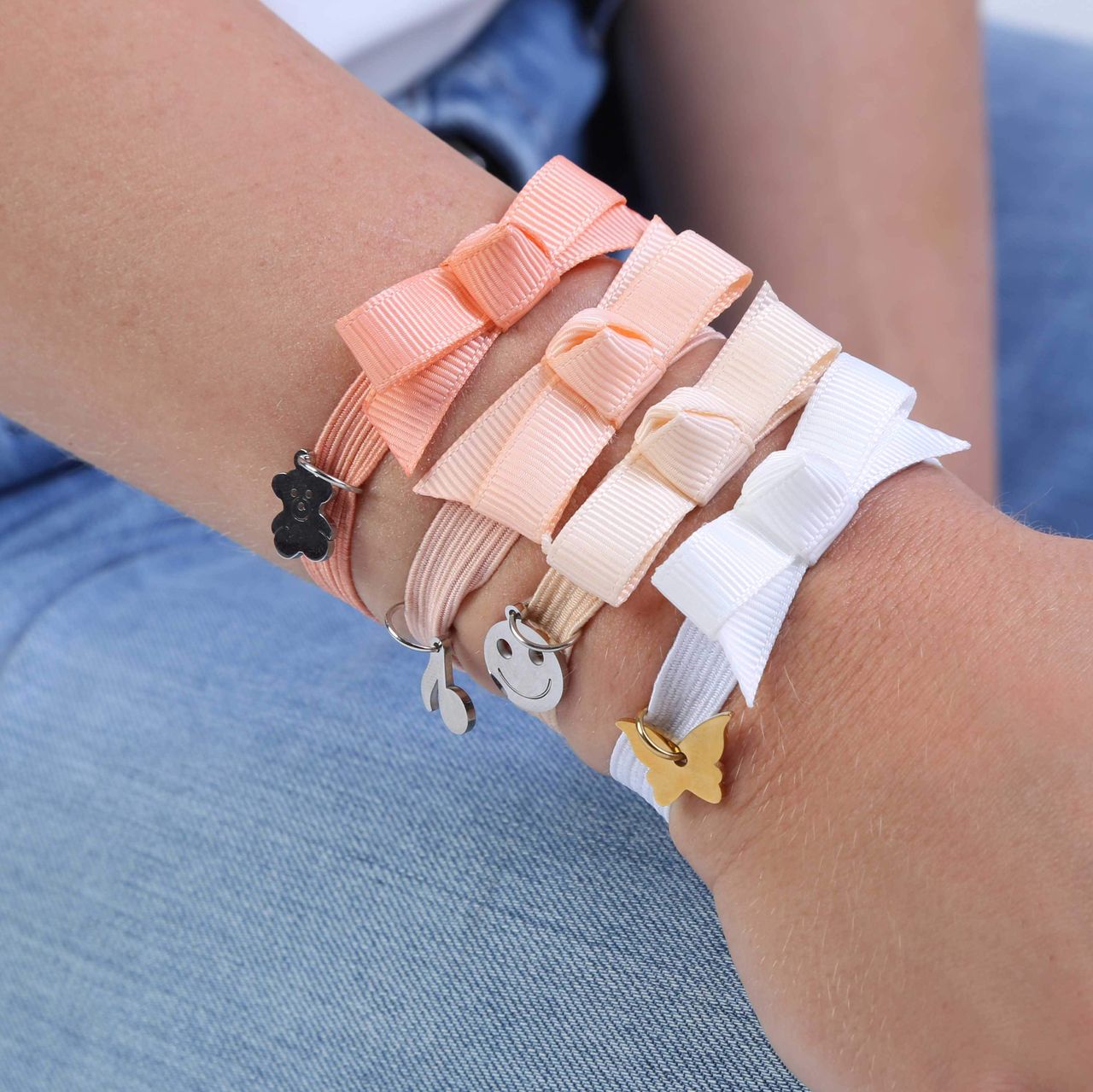 Witte kinderrekarmband met hanger vlinder