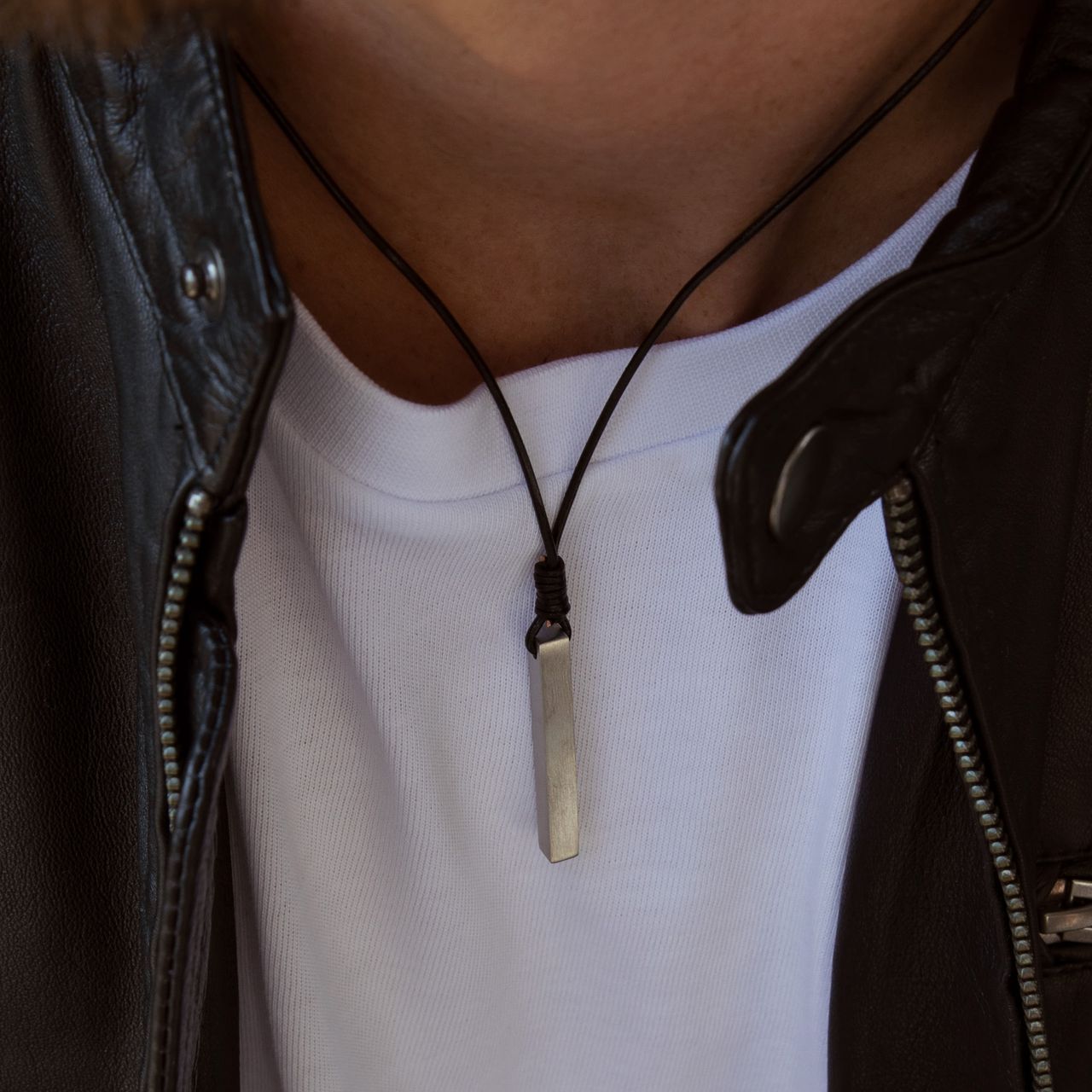 Leren ketting met gerecycled stainless steel hanger bar