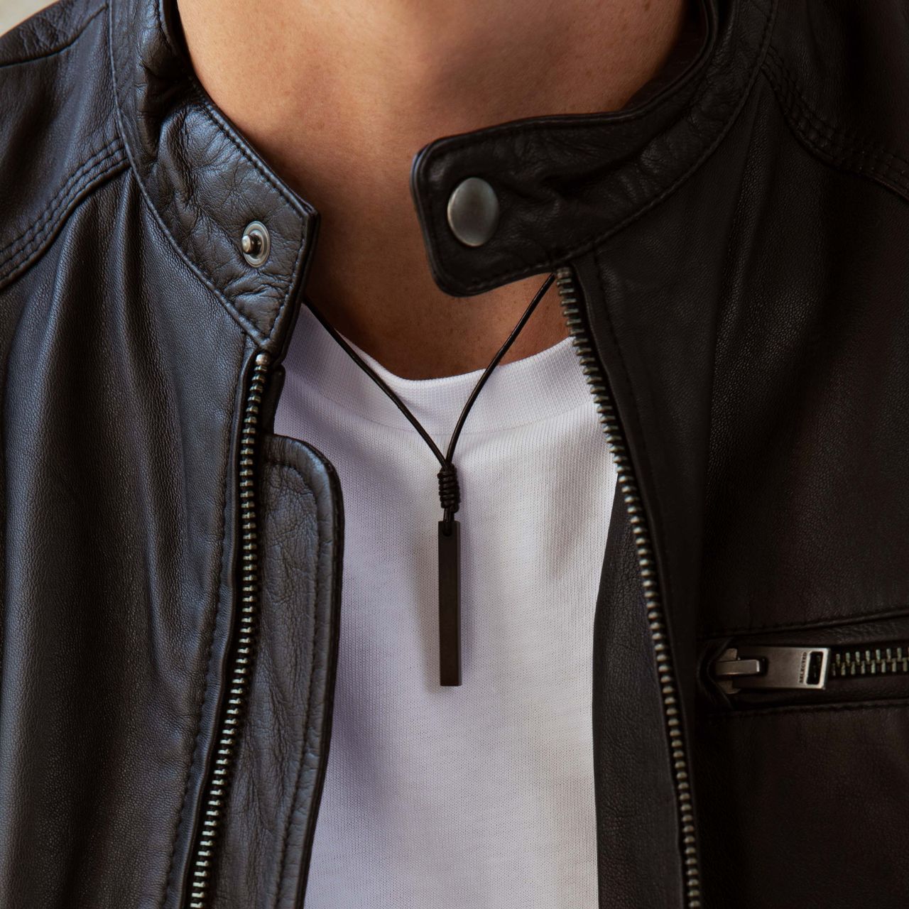 Leren ketting met zwarte gerecycleerd stalen hanger bar