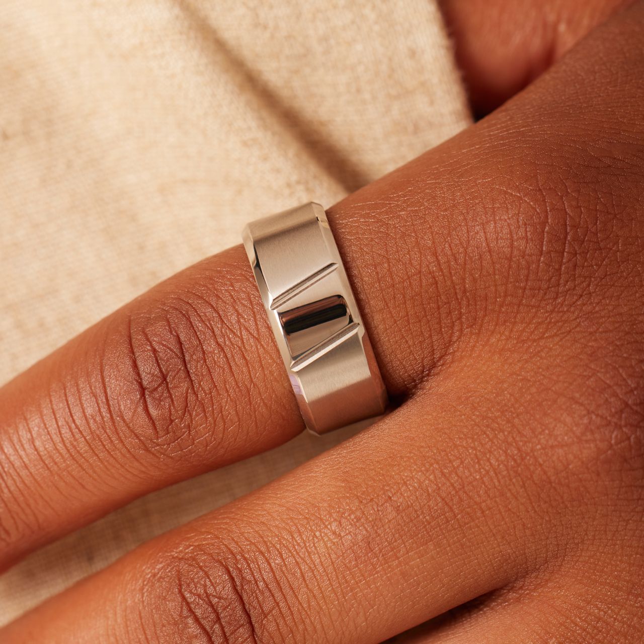 Gerecycled stainless steel herenring streep