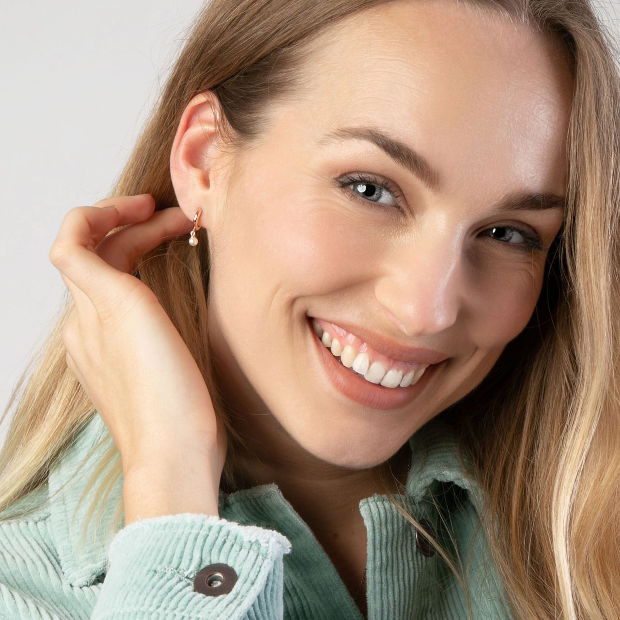 Zilveren rosedplated oorringen parel