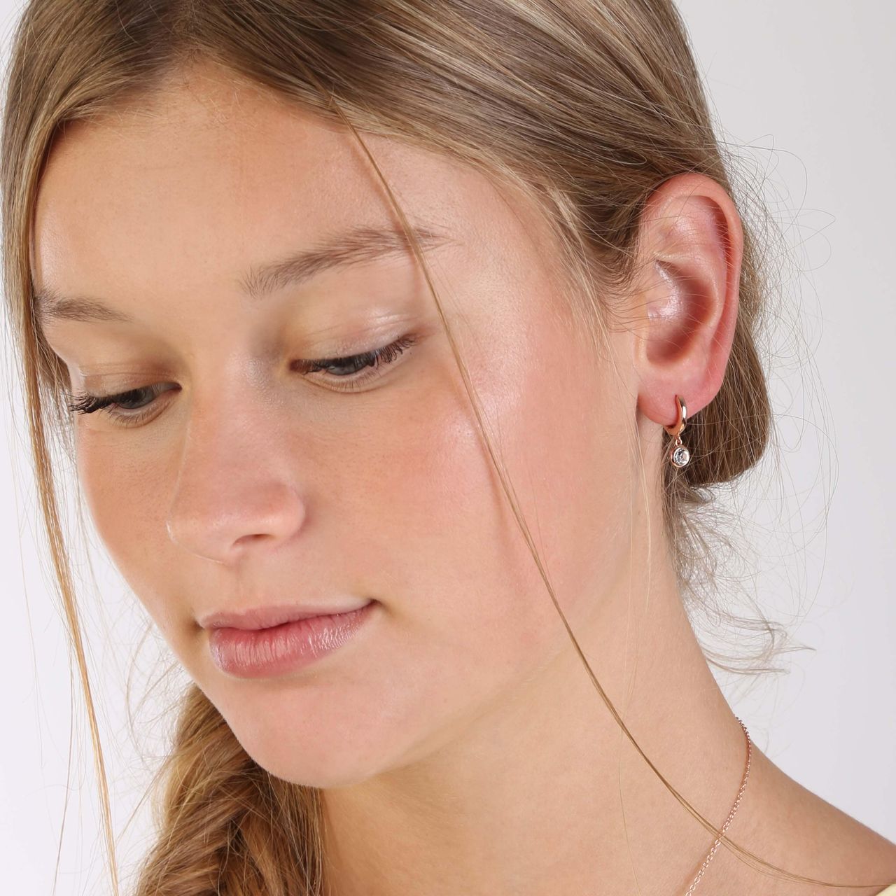 Zilveren oorringen rose kristal wit