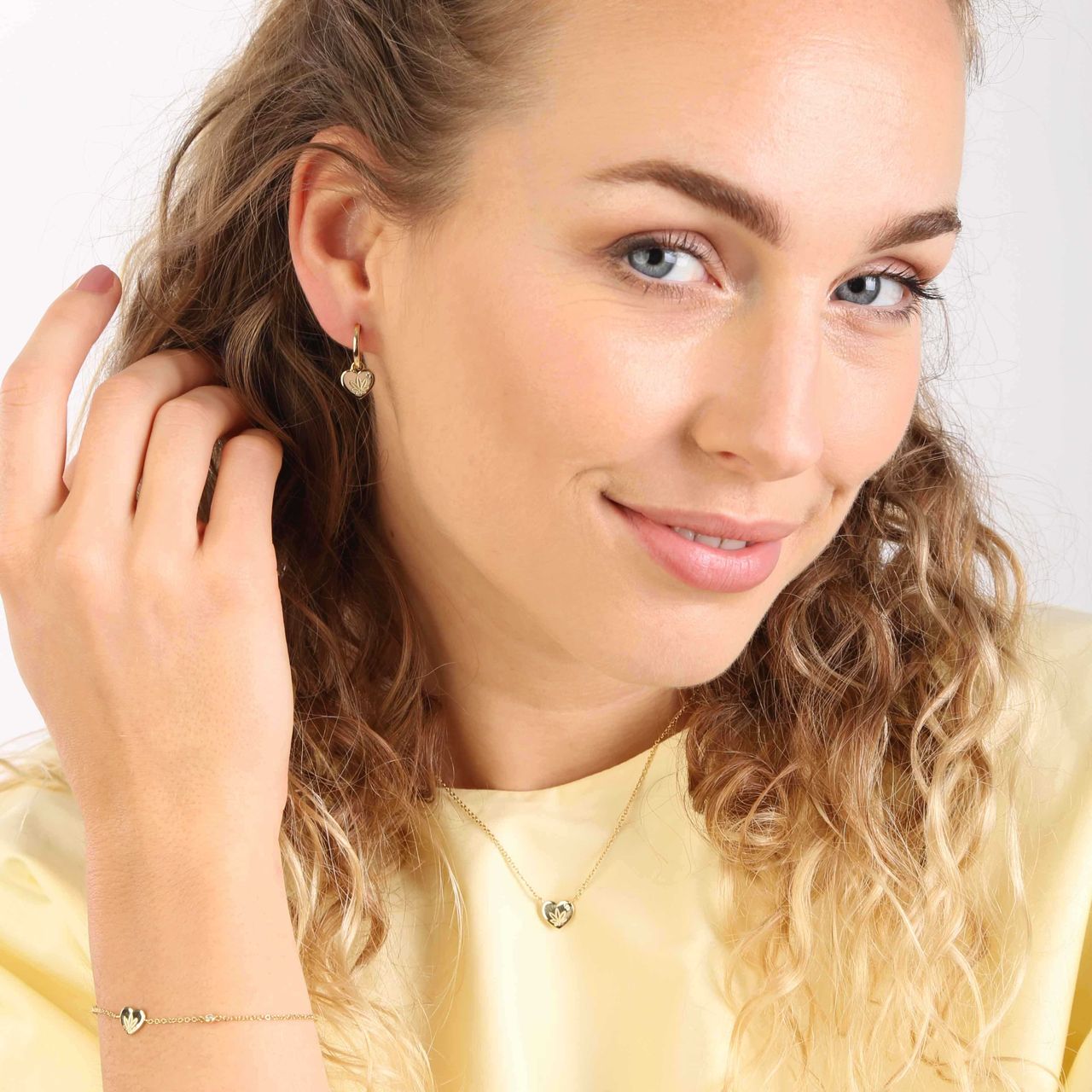 Zilveren goldplated oorbellen hart/wietblad