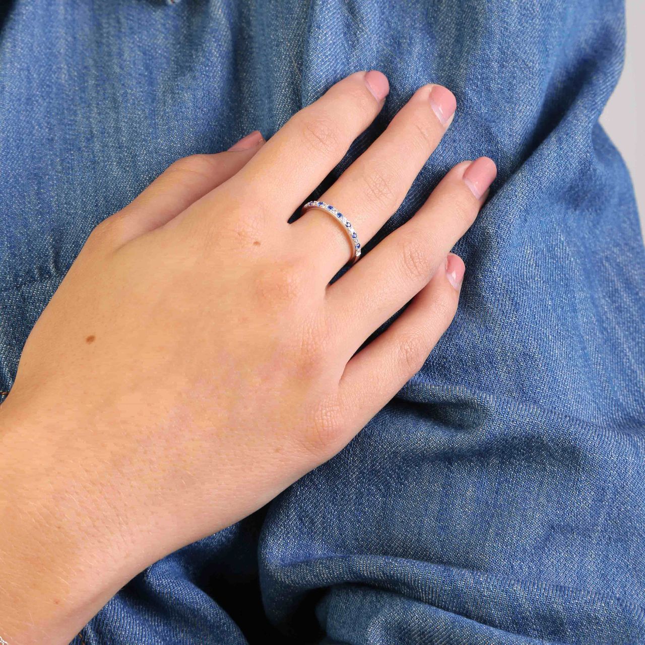 Zilveren ring met witte en blauwe zirkonia