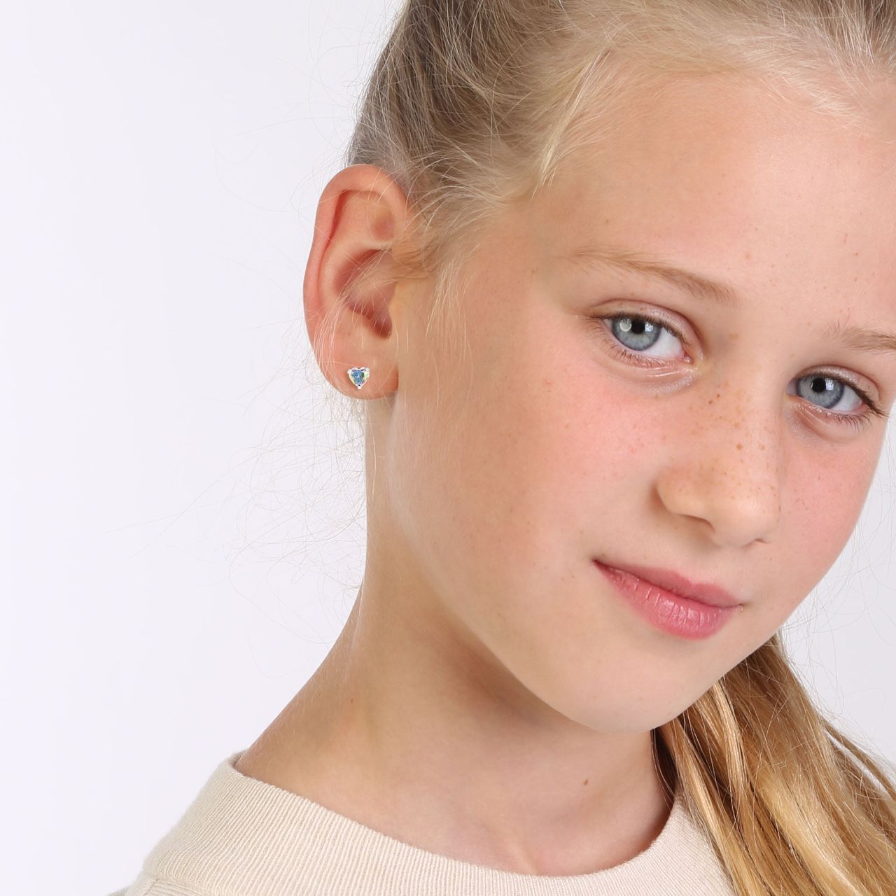 Zilveren kinderoorbellen met wit kristal hart