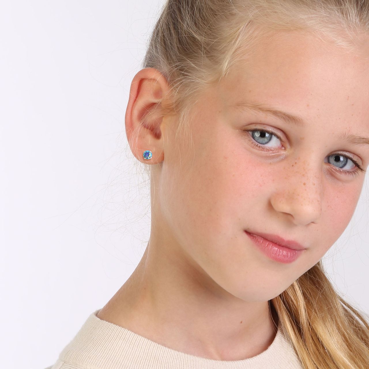 Zilveren kinderoorbellen met aqua kristal rond