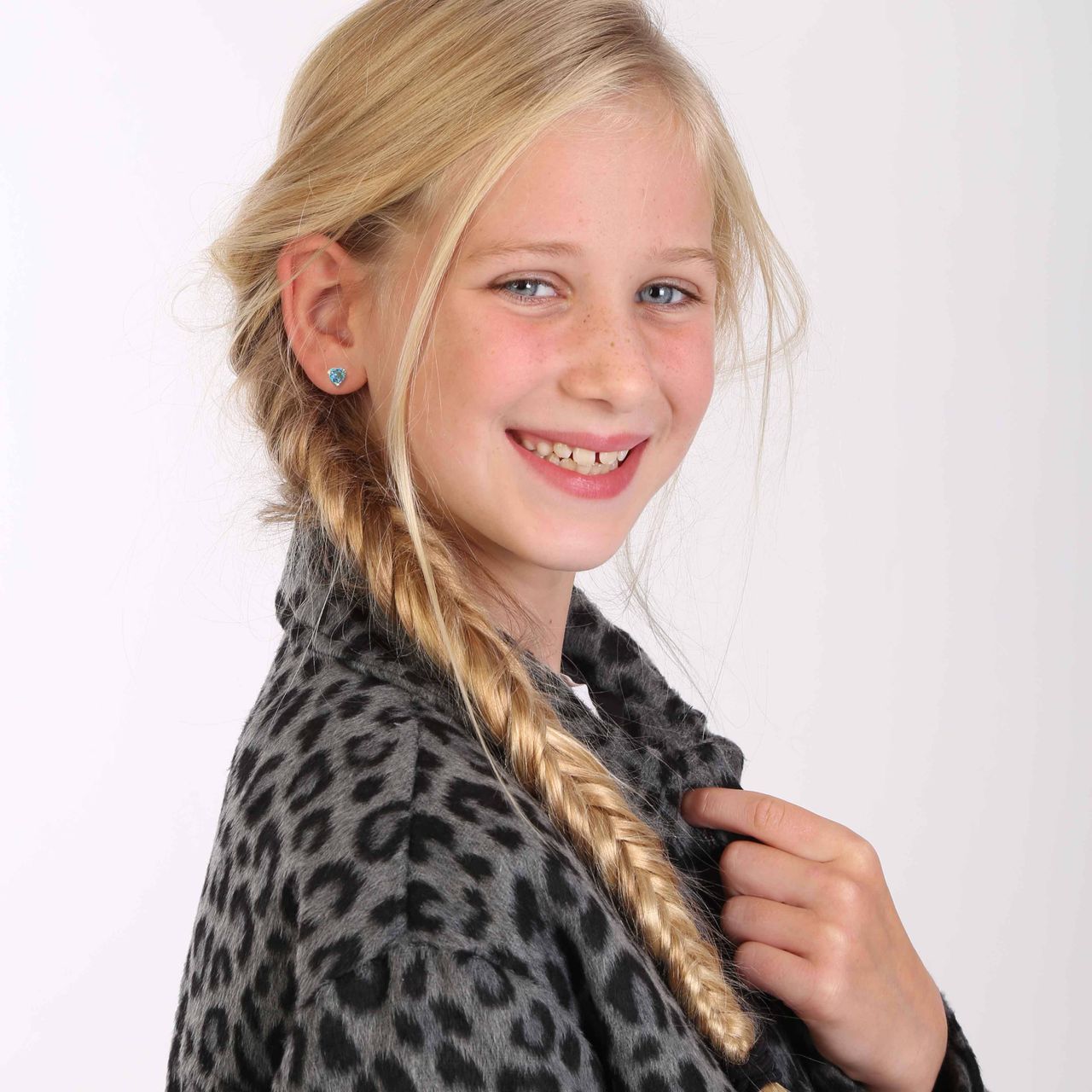 Zilveren kinderoorbellen met aqua kristal hart