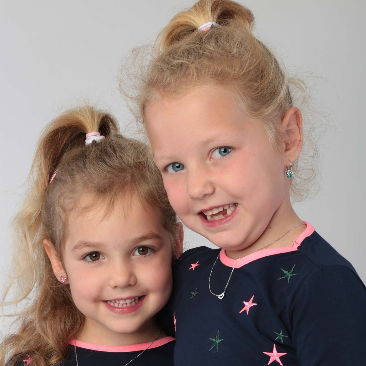 Zilveren kinderoorbellen vlinder blauw kristal