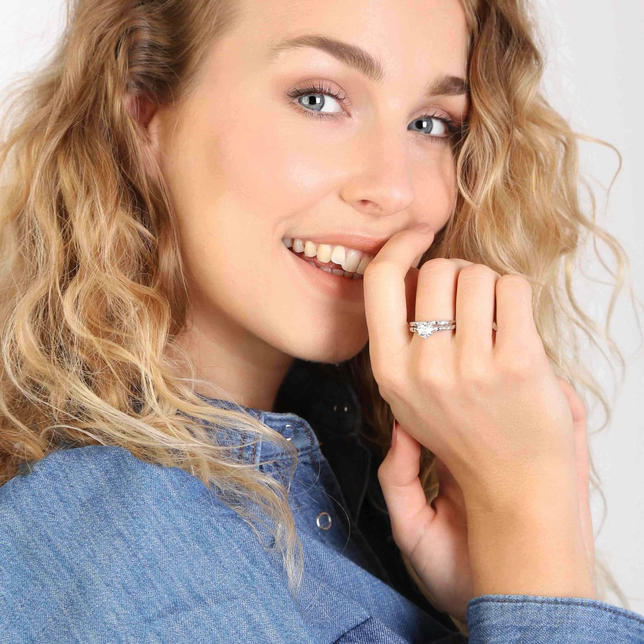 Zilveren dubbele ring gedraaid met zirkonia