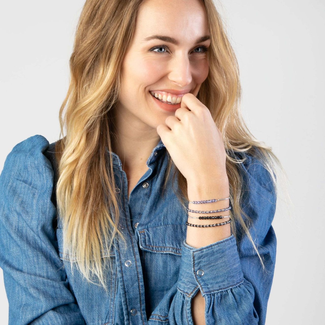 Gerecycled stainless steel armband met lichtblauwe kralen