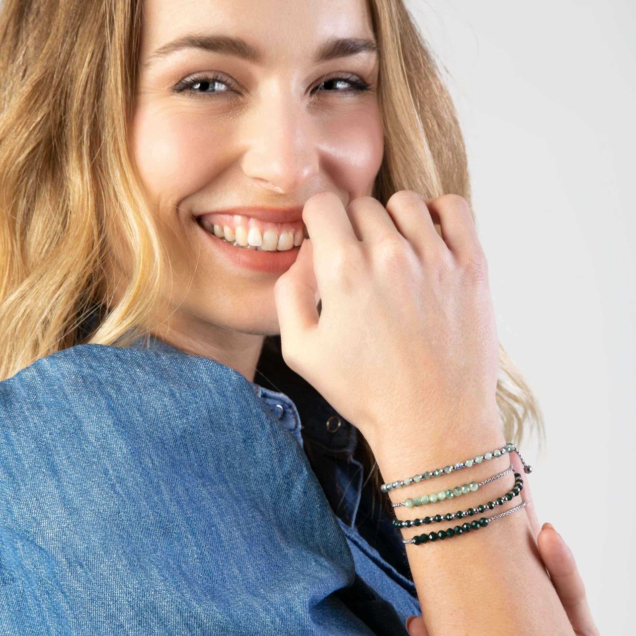 Gerecycled stainless steel armband met lichtgroene kralen