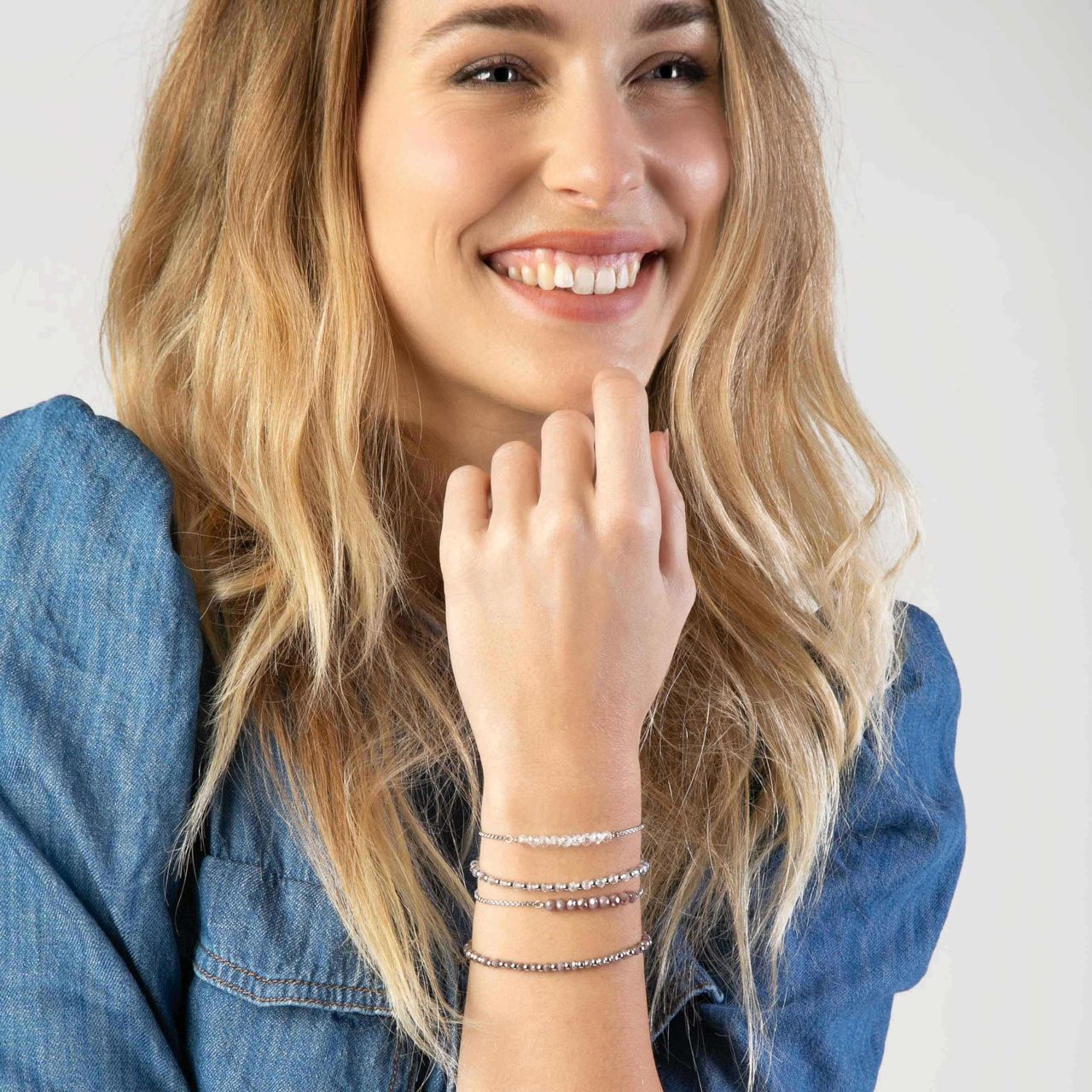Gerecycleerd stainless steel armband met rode kralen