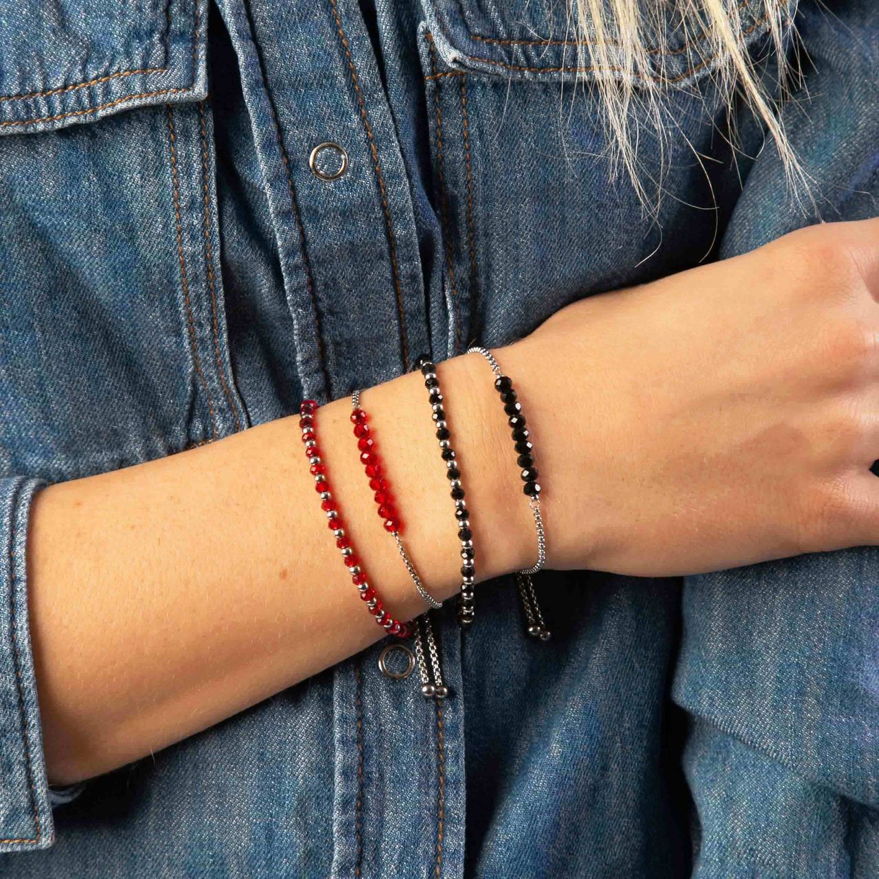 Gerecycled stainless steel armband met witte kralen